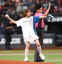 始球式を務める秋元真夏＝エスコンフィールド北海道