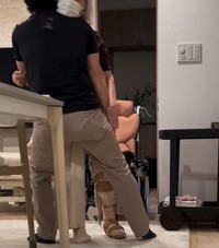 週2のリハビリも自分からやりたいと頑張るお母さま。この変化に次女さんもびっくり（Instagramより画像はスクリーンショット）
