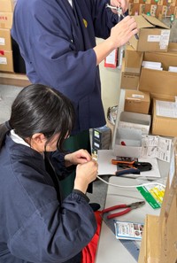 成端作業に集中する巫女／穴守稲荷のコンちゃん【公式】（@KK14_kon_chan）提供