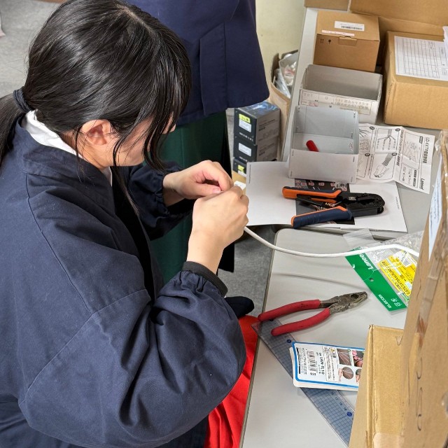 成端作業に集中する巫女／穴守稲荷のコンちゃん【公式】（@KK14_kon_chan）提供