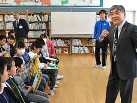 かつて犬猫を殺処分　義足の獣医師が「命の教室」で語ること