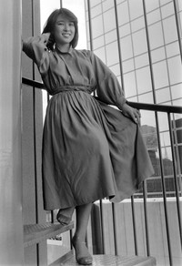 ポーズをとる石川さゆり＝1979年