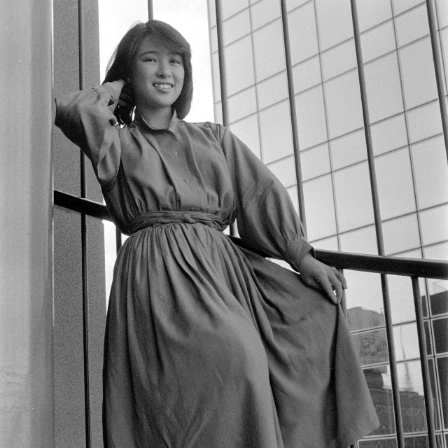 ポーズをとる石川さゆり＝1979年
