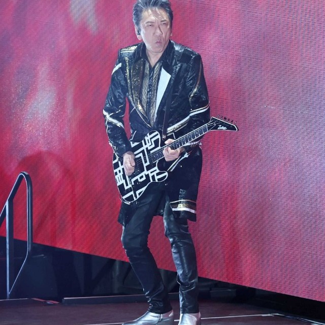 演奏する布袋寅泰＝東京ドーム