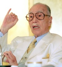 2003年５月、インタビュー取材に応じる森繁久彌さん