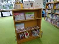 2024年の展示コーナーの様子（児童書）／提供：岡山市立中央図書館