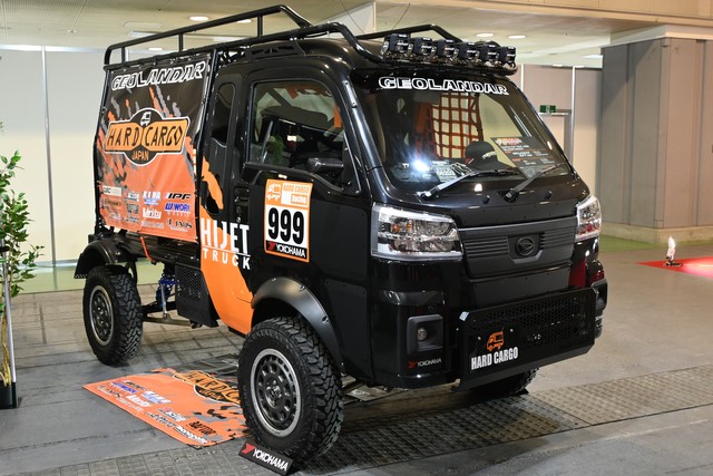 オフロード仕様の軽トラック。ダカールラリーのカミオンみたいでかっこいい