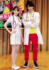 「仮面ライダーエグゼイド」の会見に登場した松田るか（左）と飯島寛騎＝2016年