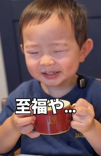 「至福や…」2歳男の子の優雅な朝食（提供：＠pansta_grammerさん）
