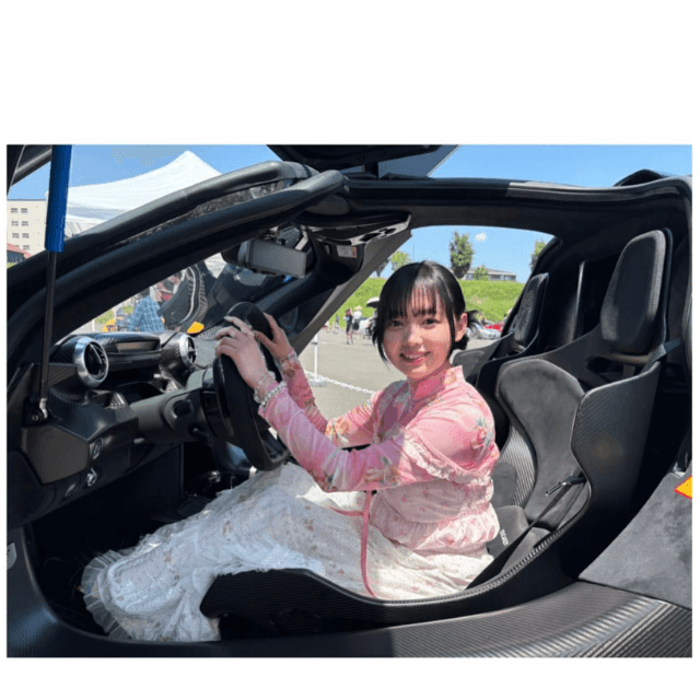 「なんと4億円の車なんだって！」（杉山優奈 (@yuna__1220__) さんのインスタグラムより）