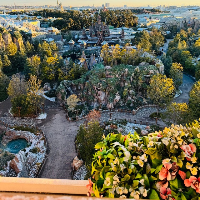 吹雪の翌朝。まだ残る雪と朝焼けが美しく清々しい