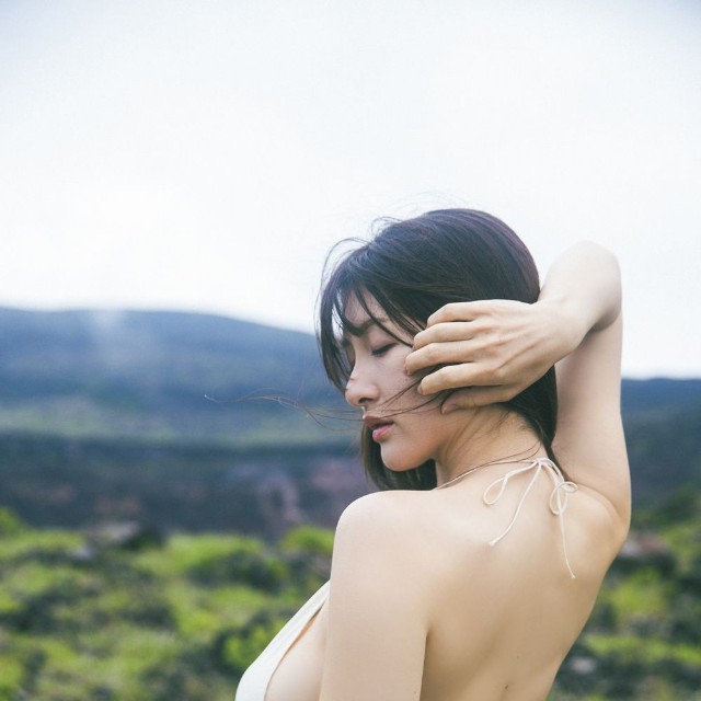 原つむぎ写真集『Bloom』（撮影：TOYO　©ワニブックス）