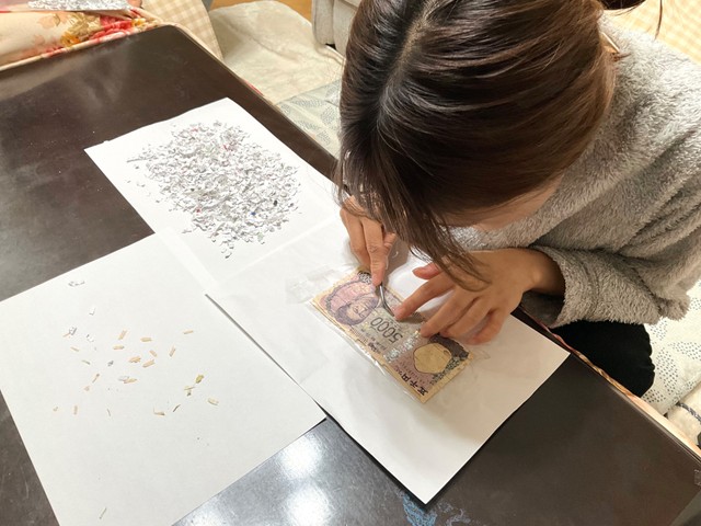 家族4人で声を掛け合いながら進めた修復作業／i l 1 0 5さん（@asdfg32296822）提供