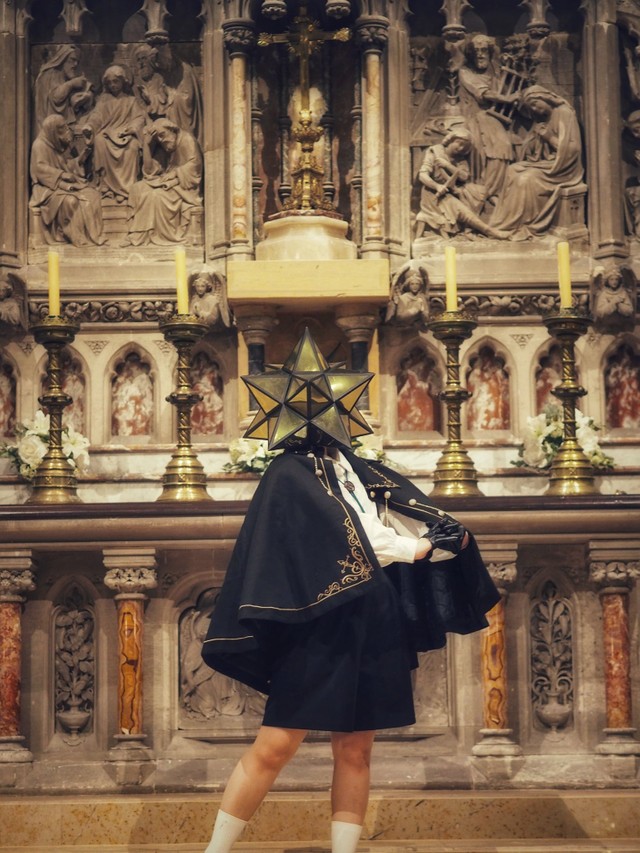 スターはマントを羽織ってかっこよく。