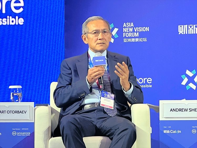 キルギス元首相のジョーマルト・オトルバエフ氏=2025年9月11日、シンガポール、吉岡桂子撮影