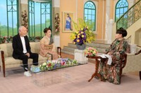 30日放送の「徹子の部屋」に出演する村井國夫（左端）と音無美紀子。右端は司会の黒柳徹子＝テレビ朝日提供