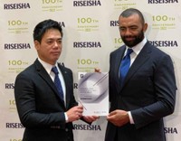 イベント登場した佐藤氏（左）とリーチ