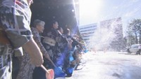 打ち水で涼を…浴衣を着た人ら約30人が岡山市役所玄関前で一斉に　地面近くの温度は5℃以上下がる