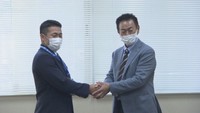 指名のあいさつに訪れた巨人の水野スカウト部長と浅野選手