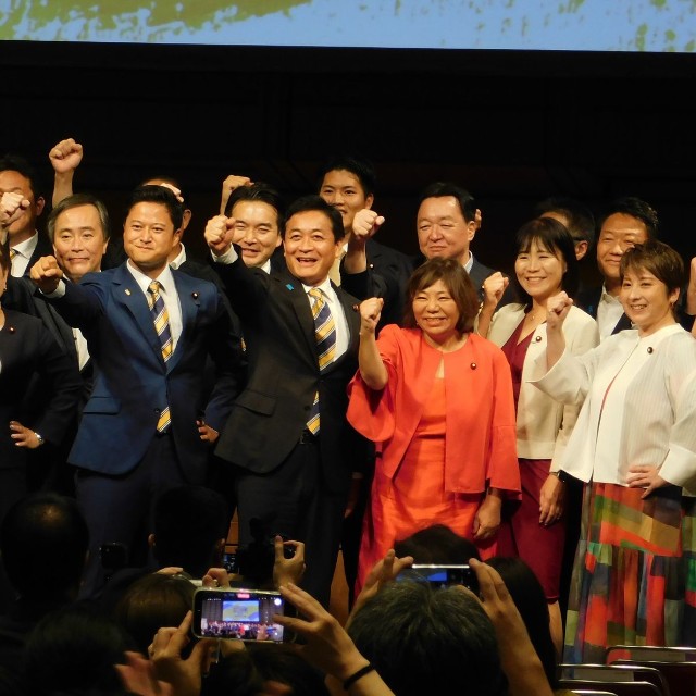 玉木雄一郎氏（前列左から6人目）を中心に気勢を上げる国民民主党のメンバー＝東京国際フォーラム