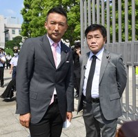 参議院議員としての初登院で、れいわ新選組の山本太郎代表（左）と並んだ水道橋博士（2022年8月）