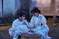 互いを支えるのも困難な状況(C)2025「長崎―閃光の影で―」製作委員会