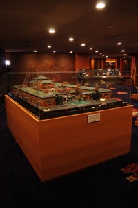帝国ホテル本館中2階のインペリアルバー前で常設展示（DeRaさん提供）