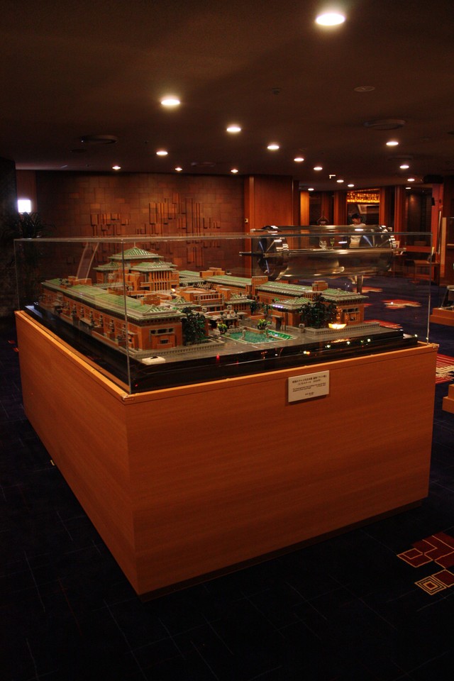 帝国ホテル本館中2階のインペリアルバー前で常設展示（DeRaさん提供）