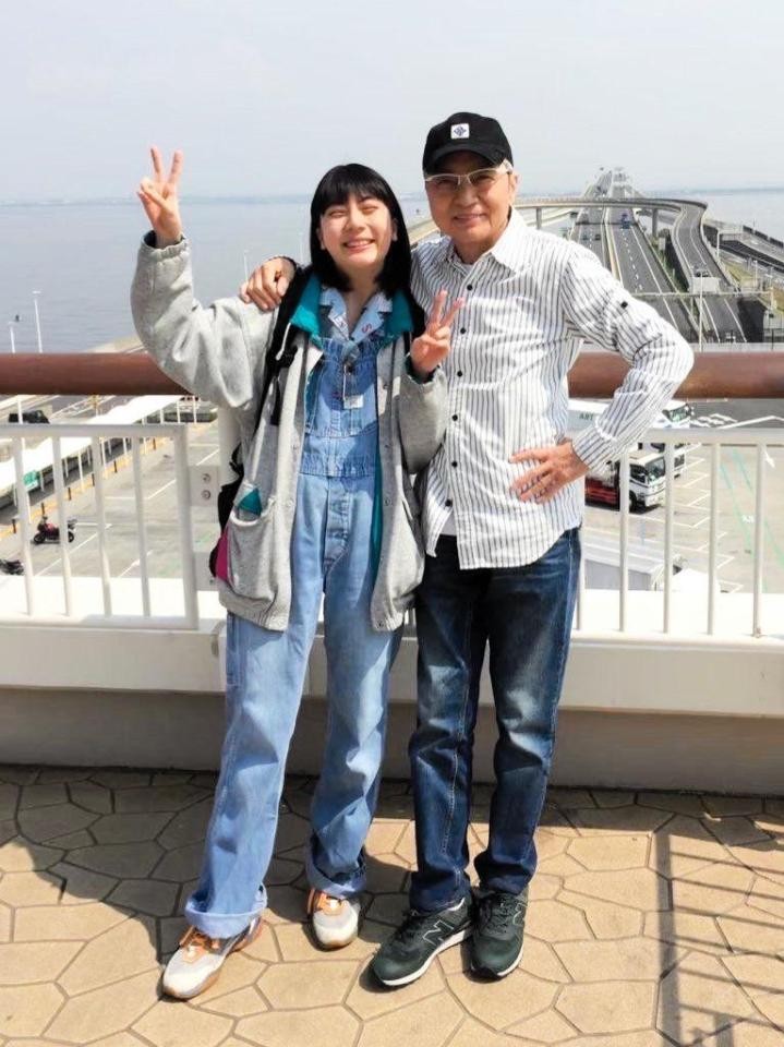 (02)