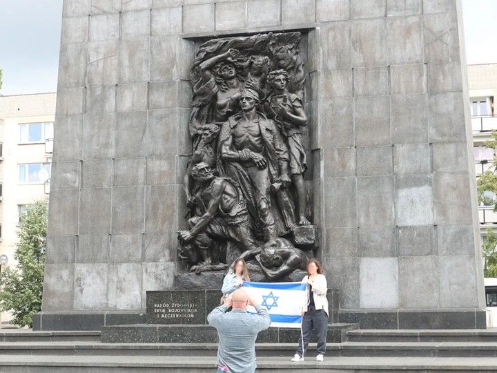 ポーランド・ユダヤ人歴史博物館近くにあるワルシャワ・ゲットー蜂起の記念碑。ユダヤ人とみられる観光客がイスラエル国旗と共に記念撮影していた＝2022年7月、ポーランドの首都ワルシャワ