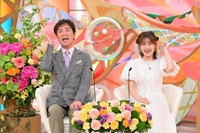 MCの藤井隆（左）と井上咲楽＝「新婚さんいらっしゃい！」6月15日放送回よりⓒABCテレビ