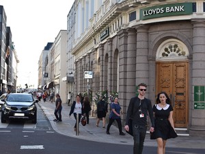 タックスヘイブンの島をかえる27歳の大臣