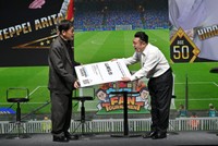 リアルイベント「ウイコレ FAN TOURNAMENT」に登場した有田哲平（左）と山崎弘也