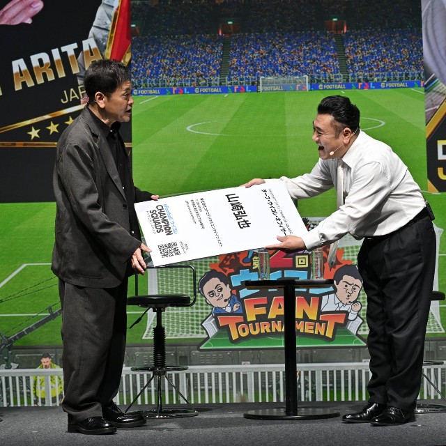 リアルイベント「ウイコレ FAN TOURNAMENT」に登場した有田哲平（左）と山崎弘也