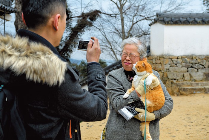 十八番のペロペロで観光客をおもてなし。手前の男性は台湾から来たそう