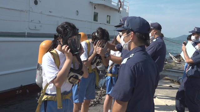 中学生が巡視船「いぶき」に乗り込み海上保安部の仕事を体験　香川・高松市