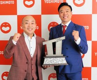 「ＴＨＥ　ＳＥＣＯＮＤ」の優勝トロフィーを手にして笑顔のギャロップ・林健（左）と毛利大亮