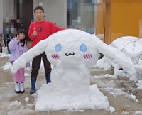 雪で作成したシナモロール（安川さん提供）