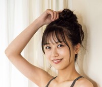 篠崎彩奈「旬撮GIRL Vol.29」(扶桑社)より＝撮影／武田敏将 ヘアメイク／原島未唯 スタイリング／樫田径奈 衣装協力／PUBLIC TOKYO / Wild Lily PEAK&PINE