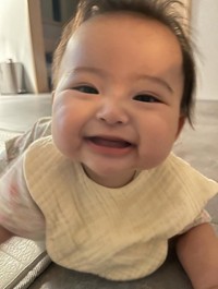 笑顔を見せるえなちゃん。「笑った時に横長くなる大きな口」がチャームポイントだそう／Ayakaさん（@_ta107）提供