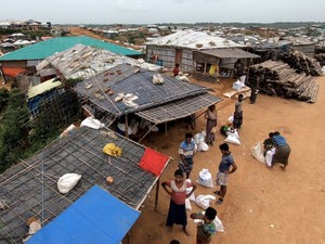 国境を越えたロヒンギャの女性は「両親を置いてきた」と涙を流した