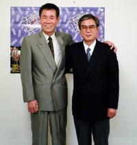 岡八朗さん（左）と花紀京さん＝1992年