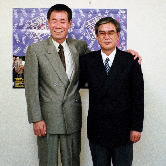 岡八朗さん（左）と花紀京さん＝1992年