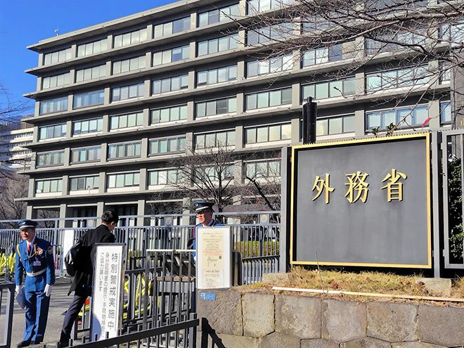 Japanese nationals flying home from the Middle East pass 1,000