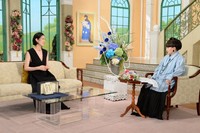 黒柳徹子さん（右）とトークを展開する岡本多緒さん