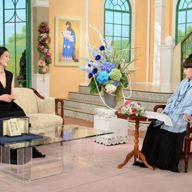 黒柳徹子さん（右）とトークを展開する岡本多緒さん