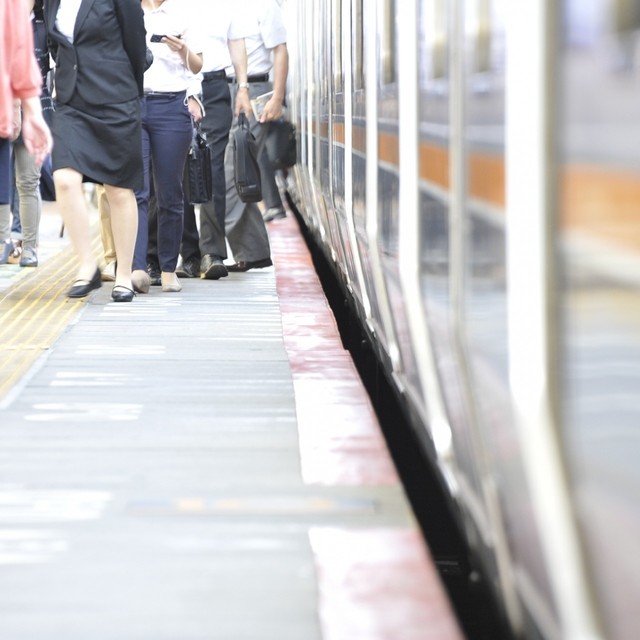 誤って線路に落ちてしまったら高額賠償？　※画像はイメージです（photoB/photoAC）