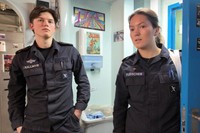 フリゲート艦内の居室を案内するアマイア・フライシャーさん（右）とホークン・カルミルさん。バストイレも男女共用だ=2025年2月11日、ノルウェー・ベルゲンの海軍基地、荒ちひろ撮影