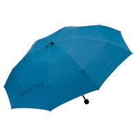 モンベルの「ロングテイル トレッキングアンブレラ」。背中側の生地を長くしたデザインで、背負った荷物が濡れにくい（モンベル提供）