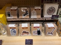 ファン垂涎のグッズ売り場＝神戸市立博物館